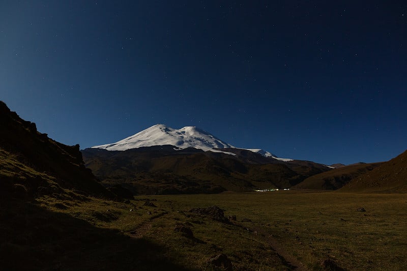 厄尔布鲁斯山的星空。北高加索地区。