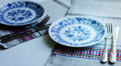 餐桌餐具:一个盘子，一把叉子，一把刀，餐巾上有刺绣图案，这是乌克兰传统手工制作。