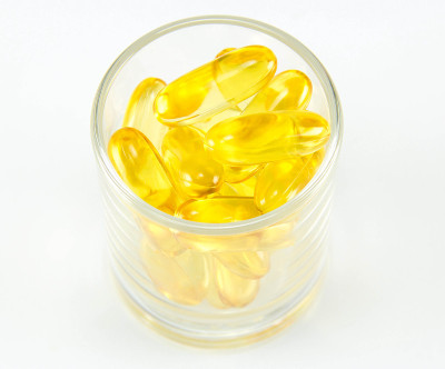 鱼肝油omega3凝胶胶囊孤立在白色背景。