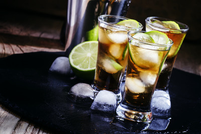用可乐、酸橙和冰块调制的朗姆酒