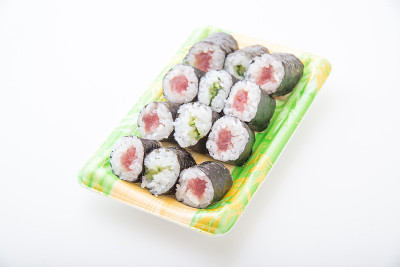 用塑料托盘包装的寿司