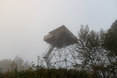 在阿巴拉契亚山径上的里奇山火情瞭望塔的雾蒙蒙的早晨
