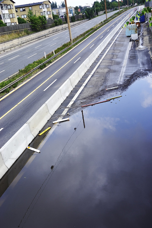 丹麦哥本哈根的高速公路被洪水淹没