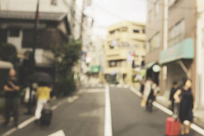 在日本拥挤的街道上，人们在午餐时间走在人行道上，模糊的背景用于背景使用。