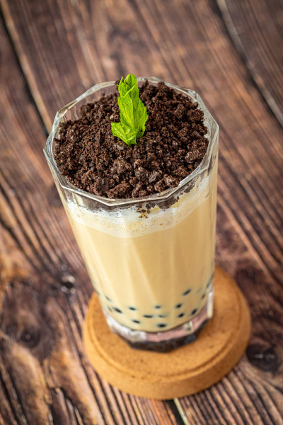 果味珍珠奶茶在玻璃杯上的木制背景