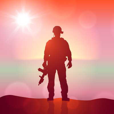 日出时士兵的剪影。理念——保护、爱国、荣誉。