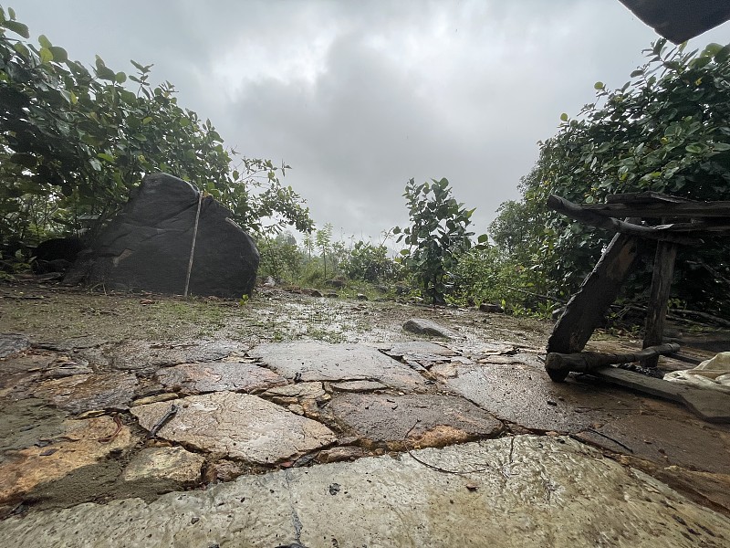 大雨后石头和水泥地面潮湿。