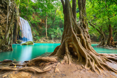 美丽的瀑布风景(四面瀑布)在北碧府亚洲东南亚泰国，旅游目的地概念