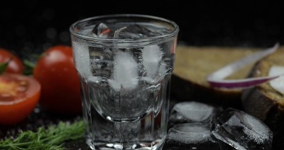 用小酒杯喝伏特加。表面与零食