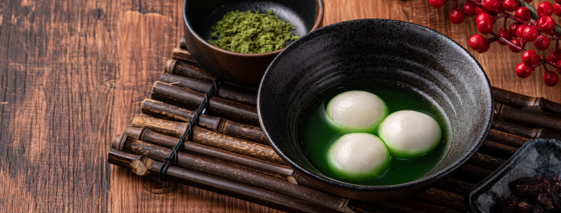 抹茶大汤圆和木桌上的抹茶汤。