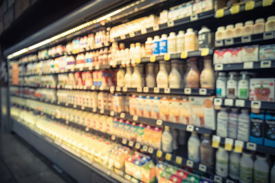 模糊选择乳制品在开放式前冷柜