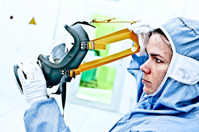 女Hazmat / Hazchem科学家戴上/脱下防毒面具。