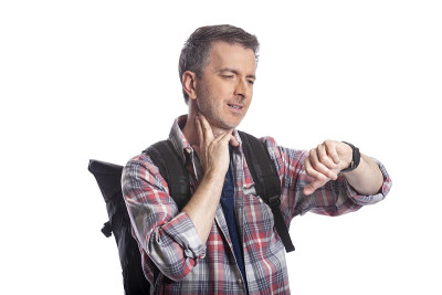 中年男子用智能手表上的健康应用检查脉搏