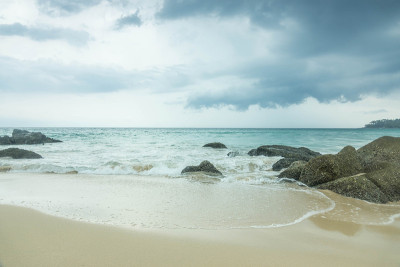 泰国普吉岛海滩上的蓝色海浪