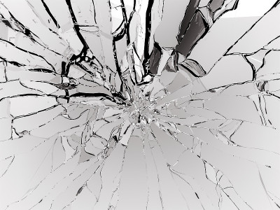 破碎的玻璃孤立在黑色背景上