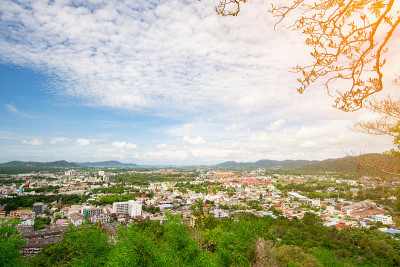 普吉岛小镇景观在khao-rang观景台，普吉岛，泰国。