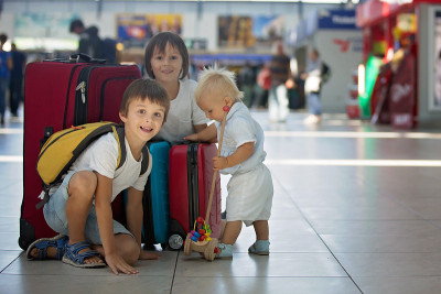 孩子们，一起旅行，在机场等待登机