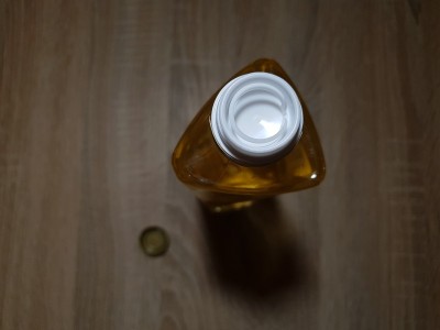 一瓶葵花籽油。天然优质葵花籽油。