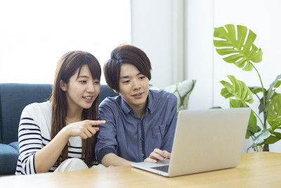 一个漂亮的日本男人和女人在客厅里放松
