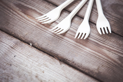 塑料白色叉子在木制背景塑料免费的概念