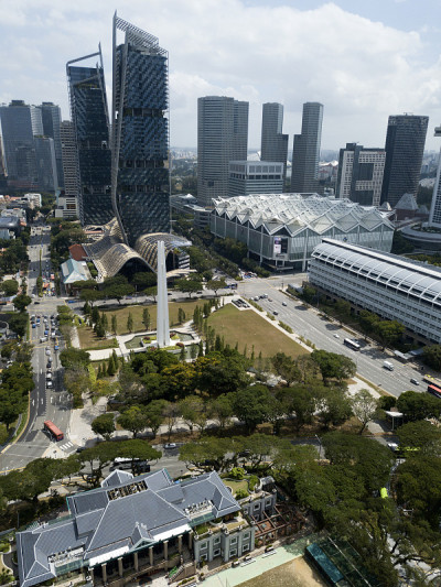 无人机俯瞰新加坡市区，摩天大楼，高楼大厦，玻璃建筑，河流和绿树。