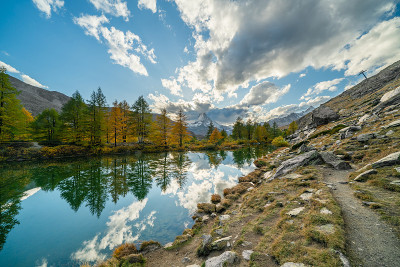 美丽的秋天的风景。令人惊叹的日落在格林吉西湖，瑞士阿尔卑斯山，泽马特度假村位置，瑞士，欧洲。令人难以