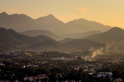 日落时分，老挝琅勃拉邦市的高架景观，背景是群山。