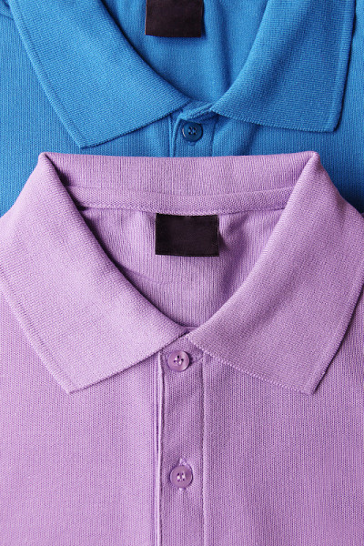 紫色和蓝色的polo t恤。