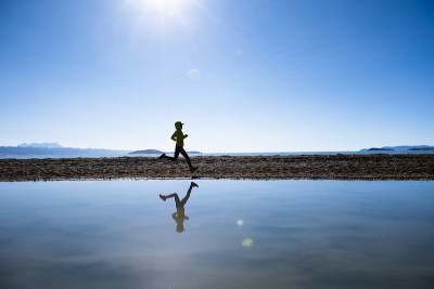 女子越野跑越野跑冬季高海拔湖边