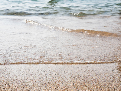 沙努尔海滩的海浪