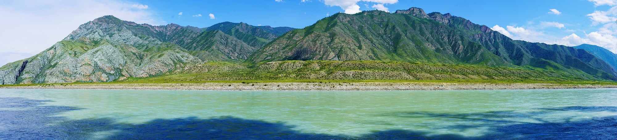 阿尔泰山脉的卡顿河全景