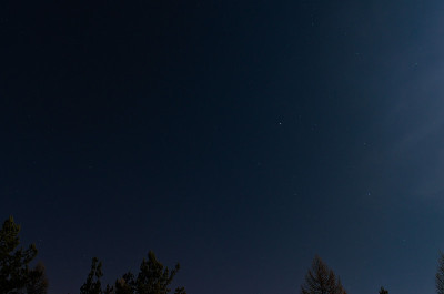 神秘的月亮在秋天的夜晚与明亮的星星