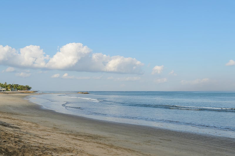 印尼巴厘岛库塔海滩和美丽的天空