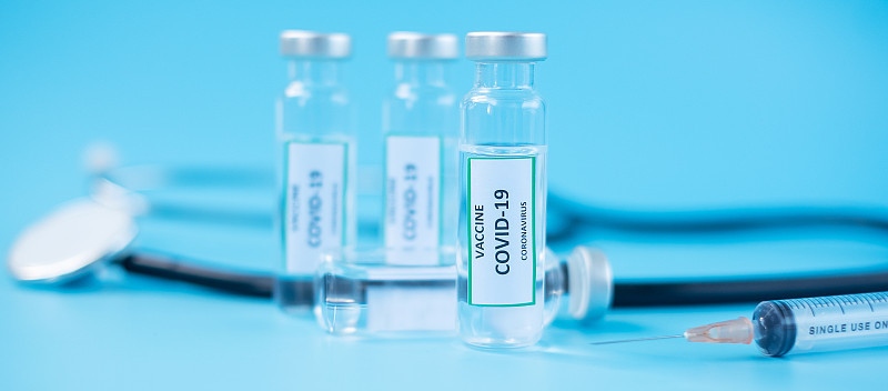 新型冠状病毒(COVID-19)疫苗瓶、注射针筒、听诊器医疗、卫生、疫苗接种和免疫概念