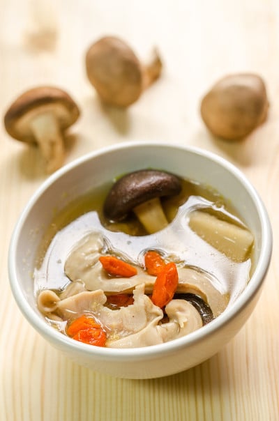 传统的东方香菇肉汤