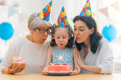 奶奶、妈妈和女儿在庆祝生日。