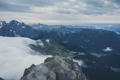 高山峻岭引人注目的景观