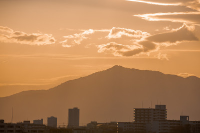 黄昏的住宅区和从横滨郊区看到的山