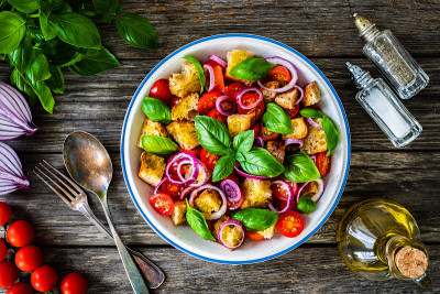 经典的panzanella沙拉放在木板上
