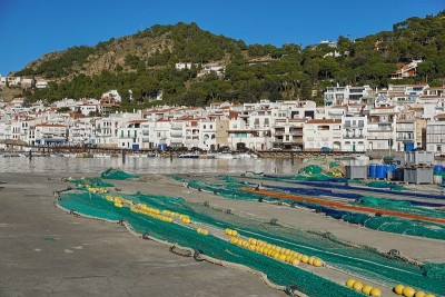 西班牙村庄El Port de la Selva与渔网