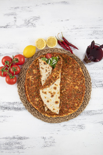Lahmacun是土耳其的国菜。Lahmacun通常用蔬菜包裹，包括泡菜、番茄、辣椒、洋葱、生菜和烤