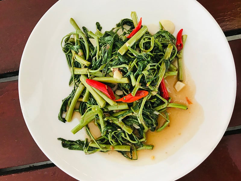 在泰国用蚝油炒含羞草。