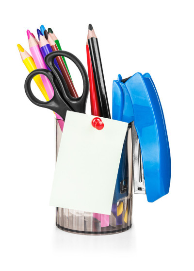 学校文具孤立在白色的copyspace