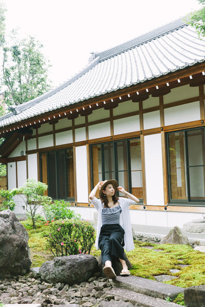年轻的女士在日本寺庙漫游旅行