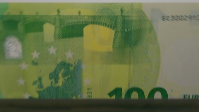 自动提款机内的100欧元纸币。