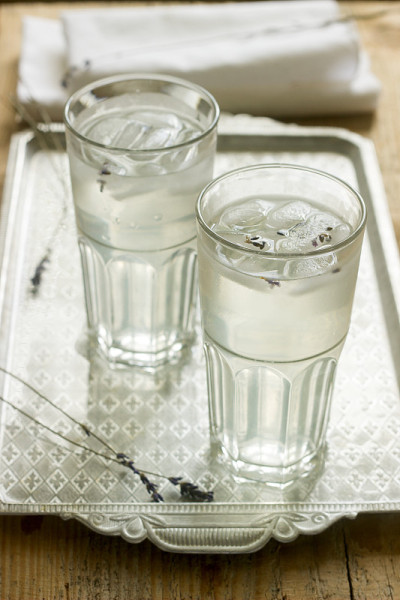 薰衣草柠檬水，乡村风格，选择性专注。