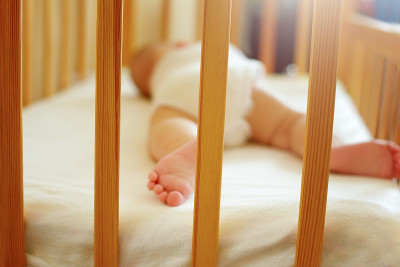 婴儿正在他的婴儿床里睡觉。睡眠对婴儿的重要性。睡眠模式宝宝5个月。