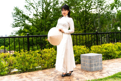 穿着奥戴的女人