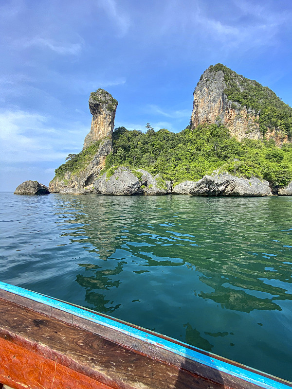 科波达鸡岛景观与大岩石和蓝绿色的水面，亚洲旅游目的地，甲米，泰国