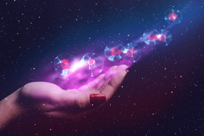 女人手牵着细胞分裂。星云尘埃。混合媒体。